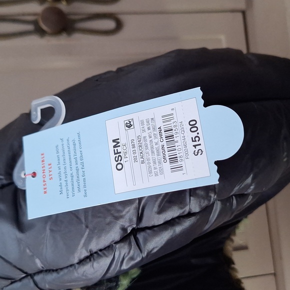 NWT Kids Black And Camouflage Winter Hat - Picture 3 of 3